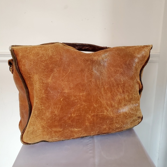 70's unisex distressed leather bag - Picture 2 of 8